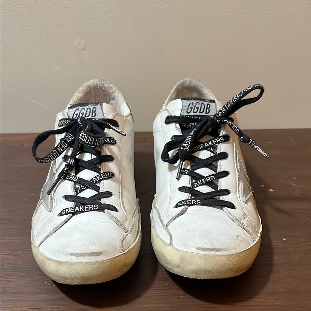 GGDB Trendy White Sneakers with Black Laces and Star Design